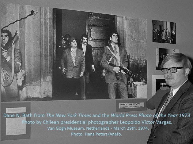 Dane N. Bath, picture editor of The New York Times and “Time Life” representant, received “The Golden Eye” Award from the World Press Photo Foundation, on behalf of the anonymous photographer, Leopoldo Víctor Vargas. At the Van Gogh Museum, Amsterdam, March 29th, 1974. Photo: Hans Peters/Anefo.  